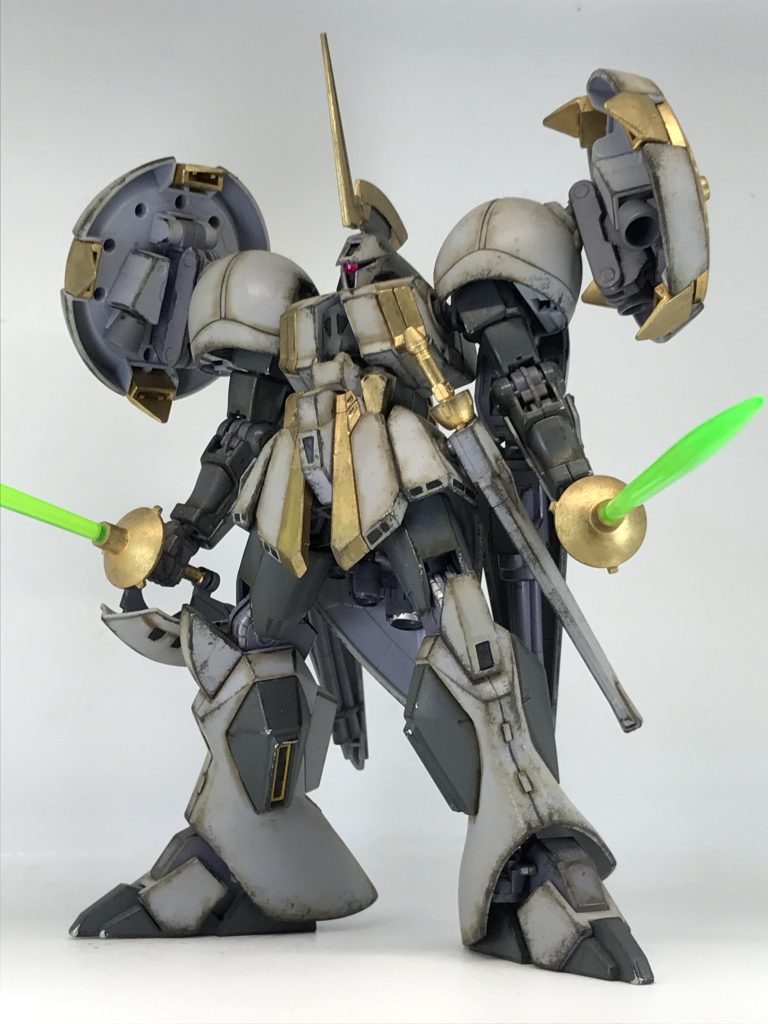 個人的にかなりイケメンな機体だと思いますが…上半身が重すぎて腰のパーツが重量に耐えられずポッキリ折れてるので…接着してます😨