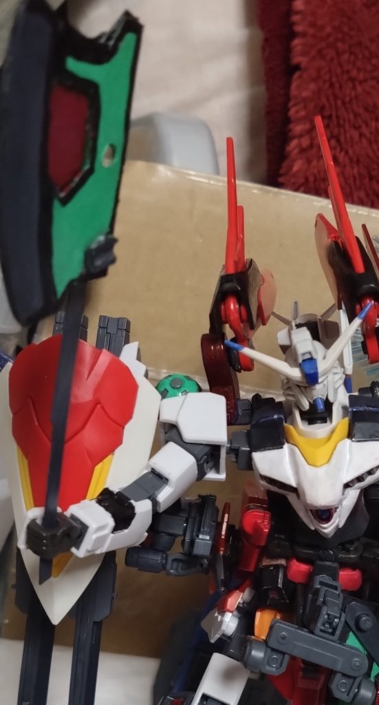 『ロビンホーク』×2腰のサイドアーマーとして装備している斧。詳しい詳細は近々投稿予定の別形態に紹介しますが、実弾に対抗した武器でもある。