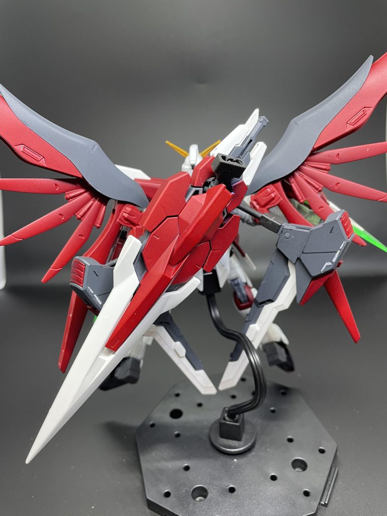 バスターソードはGNドライヴとの接続穴にアームを引っ掛けて接続してるので角度を変えて某FF7のクラウドのような背負い方も可能