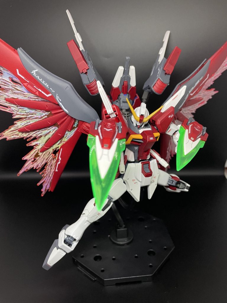 ドラグーンエッジ×2本機のメインウェポン普段は腕部にマウントし近接武器として使用する。フラッシュエッジ2の発展形であり、簡易ドラグーンから完全なドラグーンシステムへ移行しているため、レジェンドのビームスパイクのようにオールレンジでの格闘攻撃が可能。完全なドラグーンシステムに移行しエネルギー消費が激しくなったため、元々デスティニーの肩部に装備していたフラッシュエッジ2はオミットしたが、カモフラージュのために類似した形状の肩パーツを採用している。