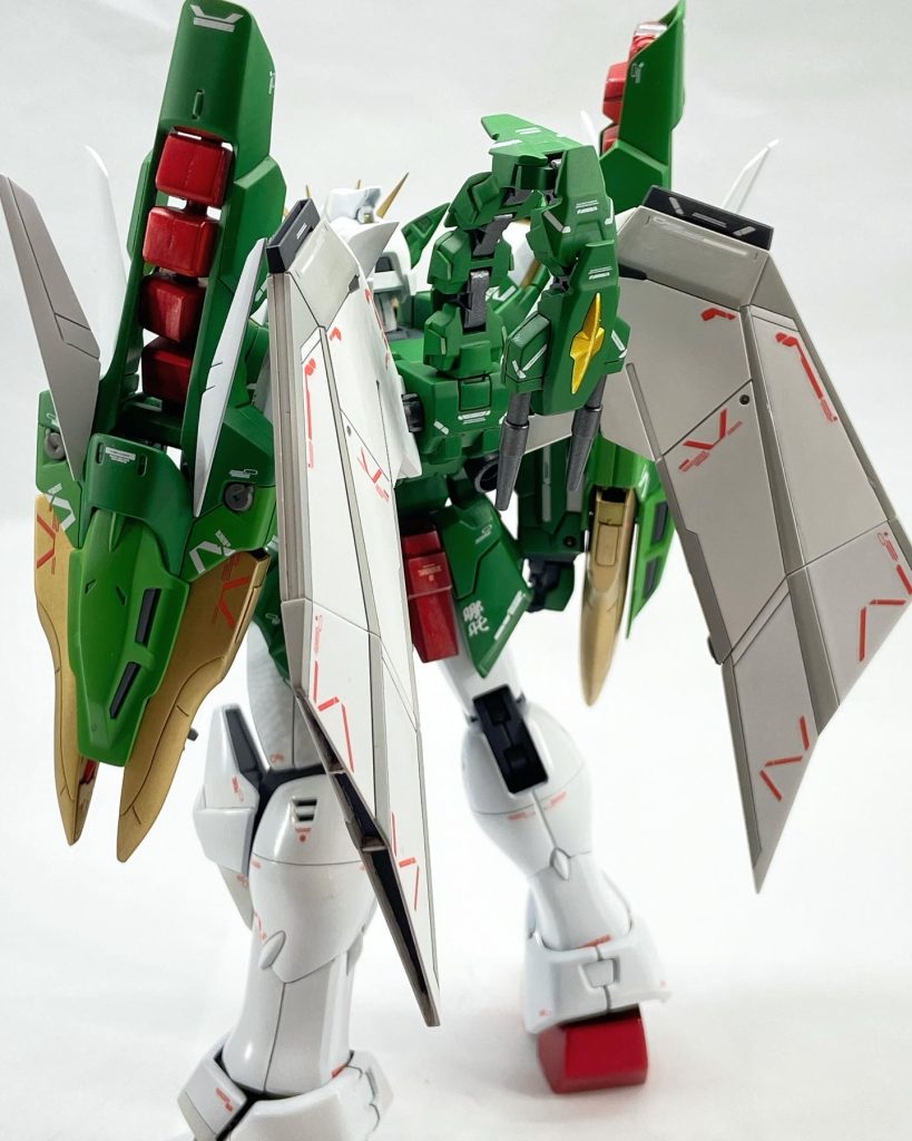 ウイングは少しスジ彫りと塗り分けを追加。それに合わせてデカールの配置も変更しています。