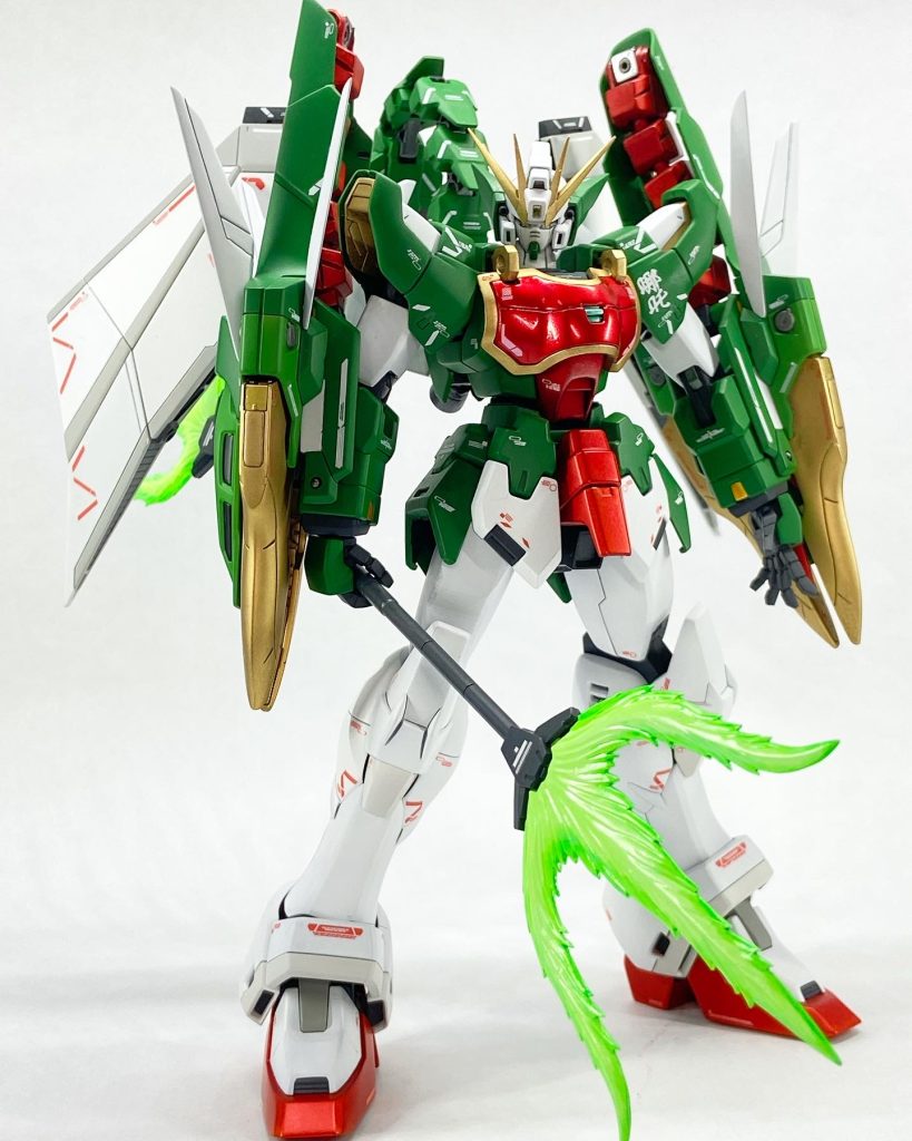 首と胴を延長し、よりスマートなスタイリングを目指しました。また、背部ウイングの可動範囲を拡大する加工をしています。