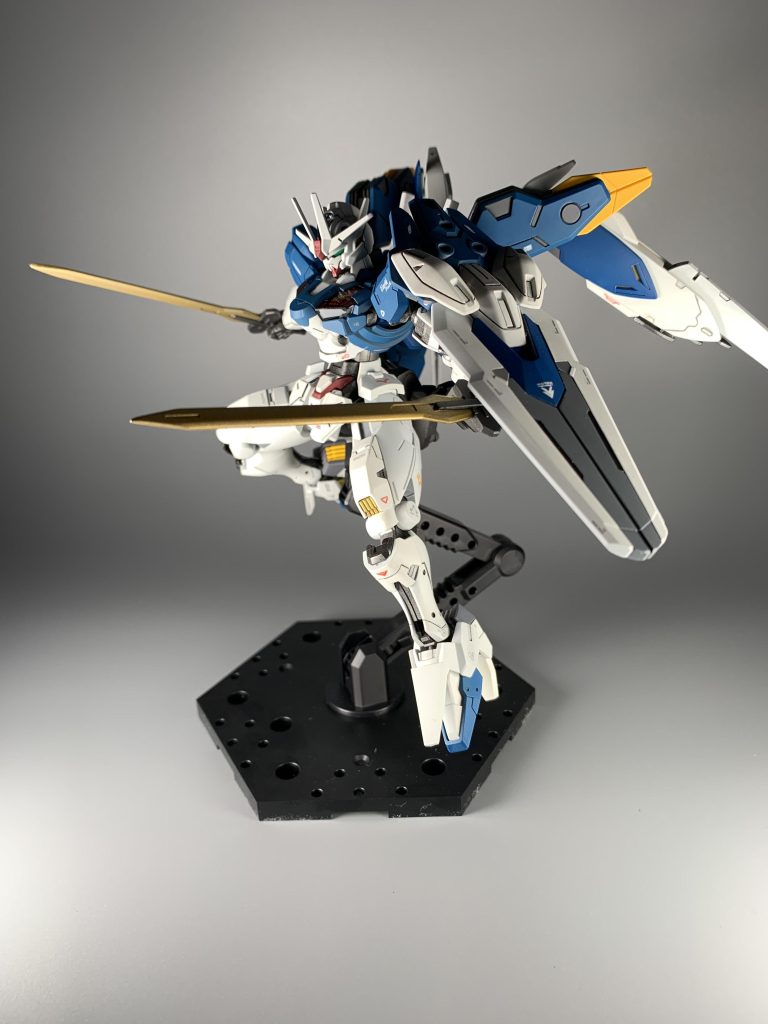 女性らしさを意識して足はハイヒールをモデルにして改修を行いました。羽根の部分はネオジム磁石にて着脱できるようなっています。