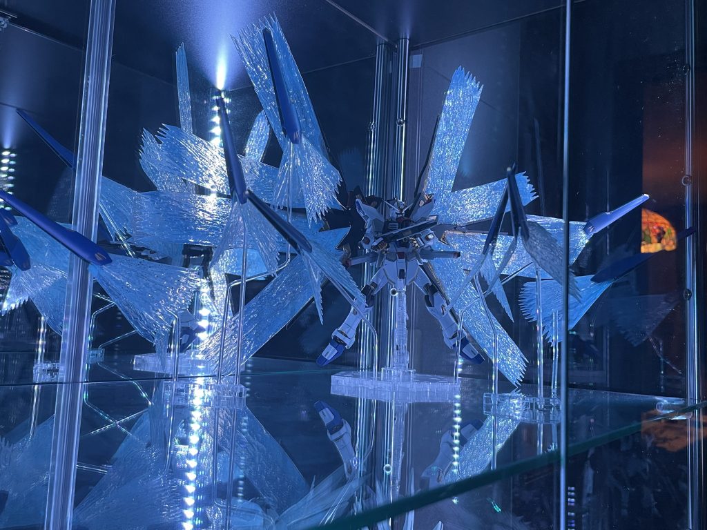 撮影ブースに画角が収まらなかった為、コレクションラックにて撮影。