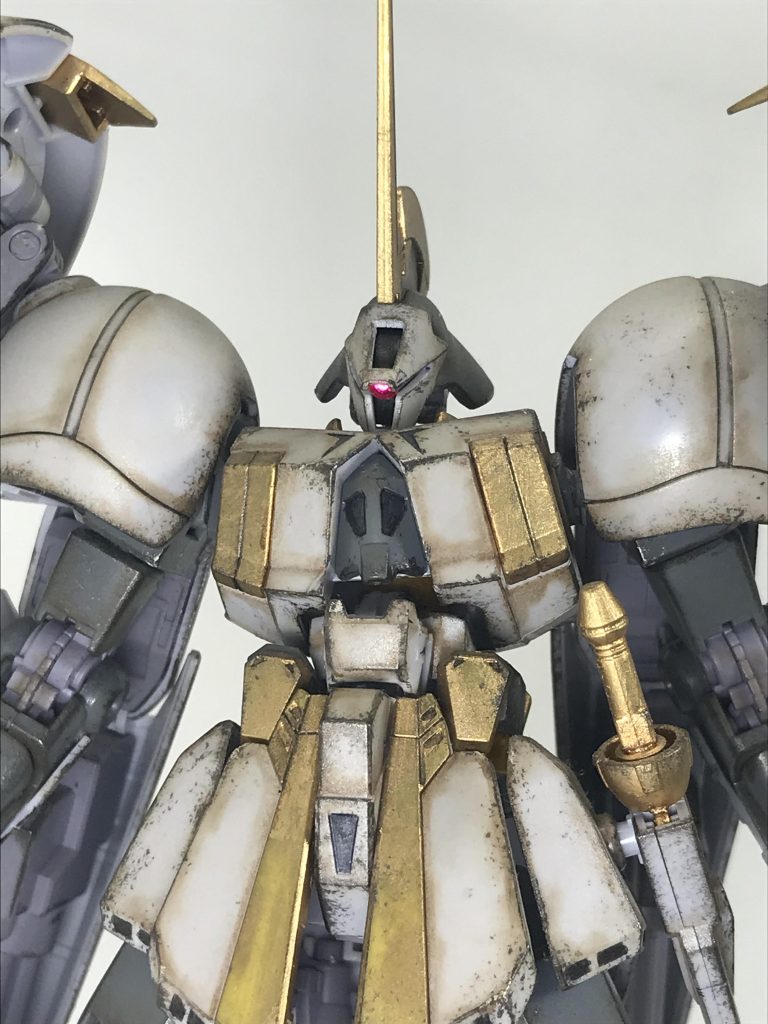 あ…作品説明…お手軽製作 HG Ｒギャギャ無塗装パチ組→イエロー部分のみゴールドで筆塗り部分塗装→つや消しスプレー→お手軽ウェザリングデカールさえ貼ってない…かなり初期の作品になりますので…汚しがしょぼすぎ…😅以下の2枚はかなり前に撮影してた写真…投稿するつもりが無かったので消したはずが…なぜか2枚だけ残ってました