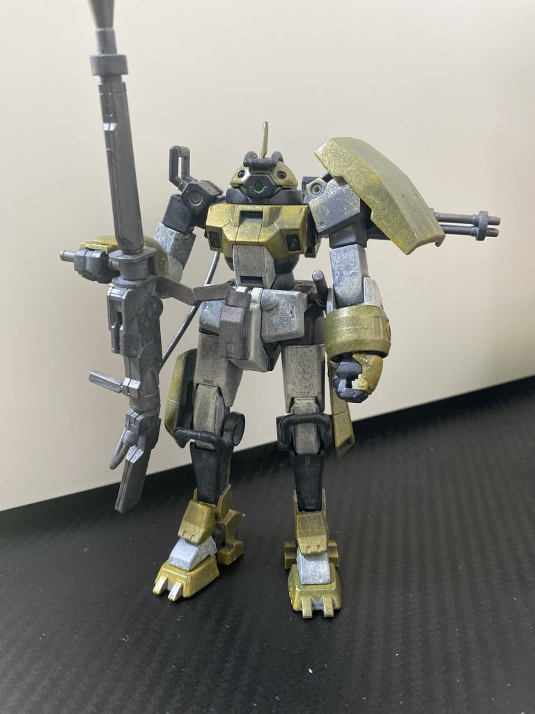 で、他のパーツも適当に塗って一旦組んだのがこれ。なんか白い部分浮いて見えるし雑だなぁと思ったんでもっかい塗り直し!