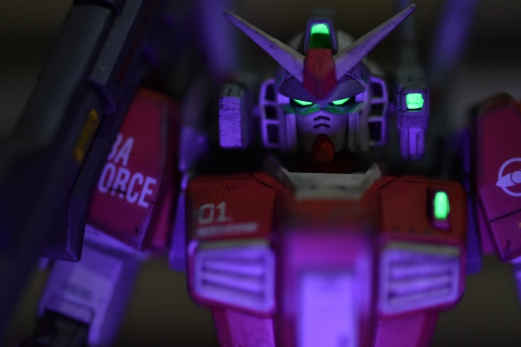 初めて蛍光塗料使ってみましたが、なかなかよく光ります!筆のはみ出しはご愛嬌です!!