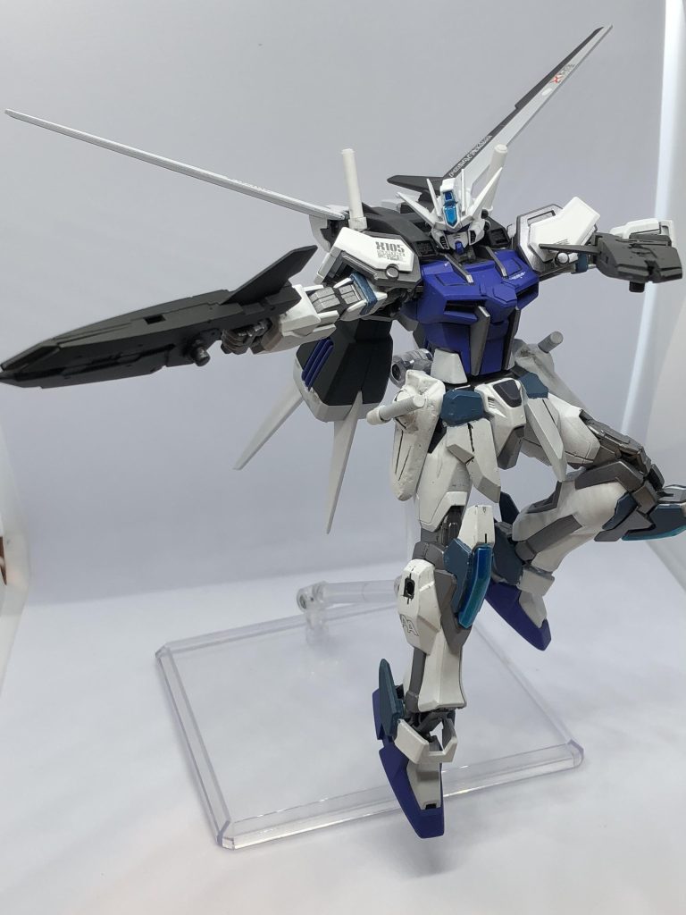 携行兵装は腰のビームサーベル、左腕のシールド、脚部にマウントされた2挺のビームライフルになります。