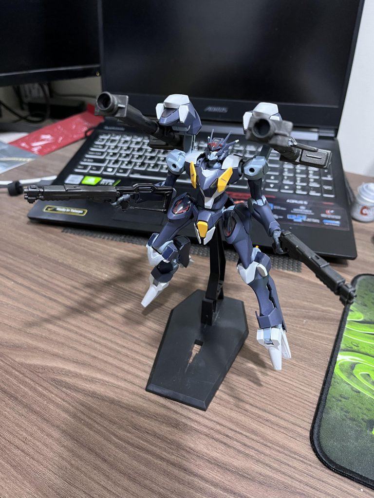 全弾発射っぽいポージングファラクト本体は手首をケンプファーに置き換えた以外は何もいじっておらず、バズーカをハードポイントごと持ってきてファラクトバックパックのコラキ収納部分と交換しただけです肩の3mm穴が寂しいので丁度いいパーツがあったらまた追加するかもです以上 ファラクト突撃仕様でした