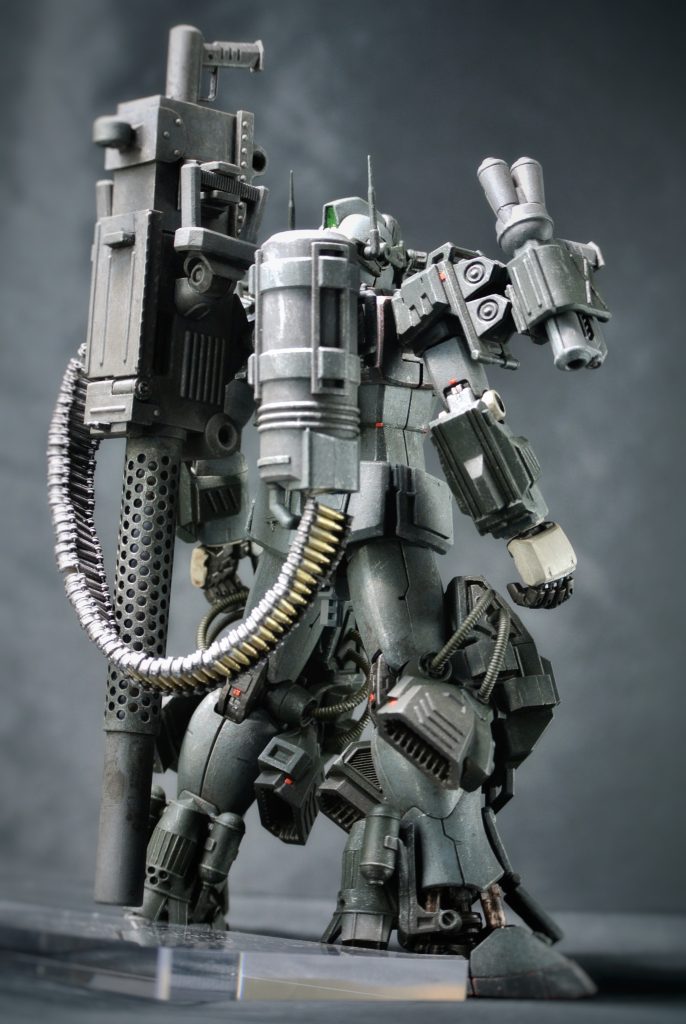 背面はこんな感じです♪弾帯を使う場合の定番はガトリングですが、オリジナリティーを出したくて機関銃を採用しました。ただ重量故に自立が厳しいのが難点💦元ネタは不朽の重機関銃ブローニングM1919です😎弾帯はテグスで連結しておりますが、塗装が苦行でしたな😅