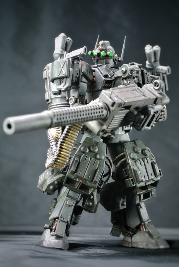 先の重機関銃を構えるとこんな感じです。重火器は漢のロマンですよね〜💕なお、重すぎて待機ポーズ以外は取れません😅この状態だと下半身のマッシブさとバランスが取れて我ながらカッコイイ😍