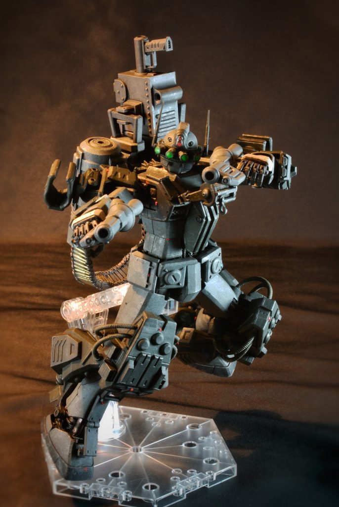 今度はライティングの具合を変えて戦場の炎の照り返しを受けている感じに〜臨場感が出て良いでしょ?🤩武装は肩のマウントから取り外した二丁拳銃‼️これも漢のロマン武装だす😜