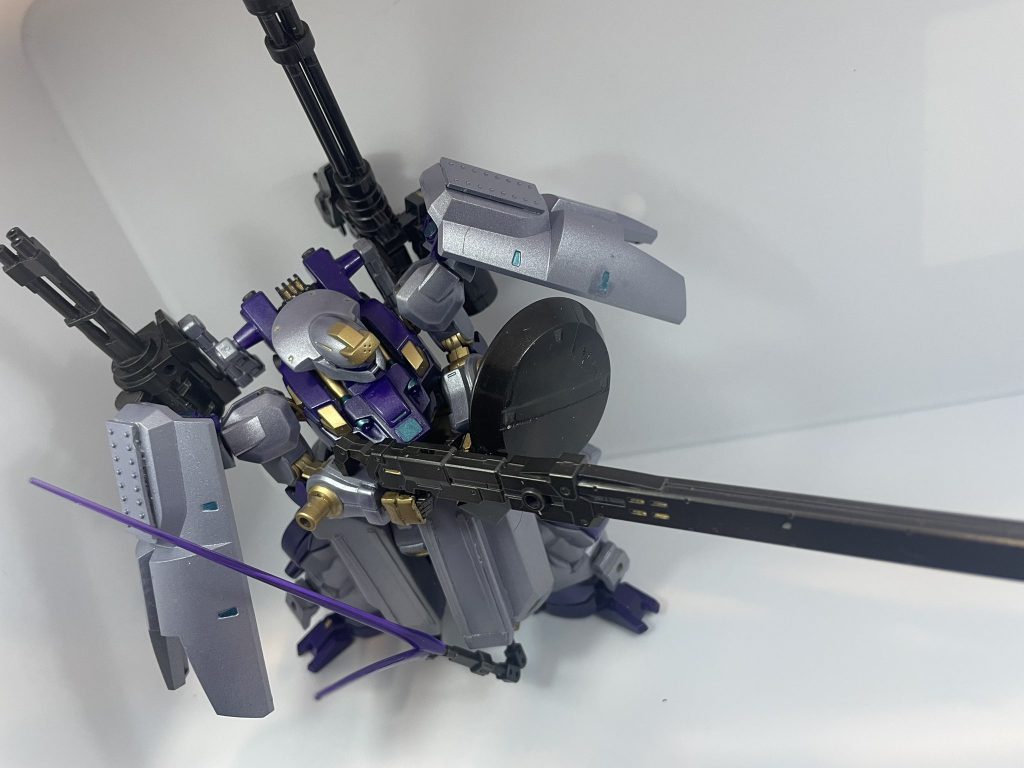 肘のHPに緑ディランザの盾を取り付け前に構える