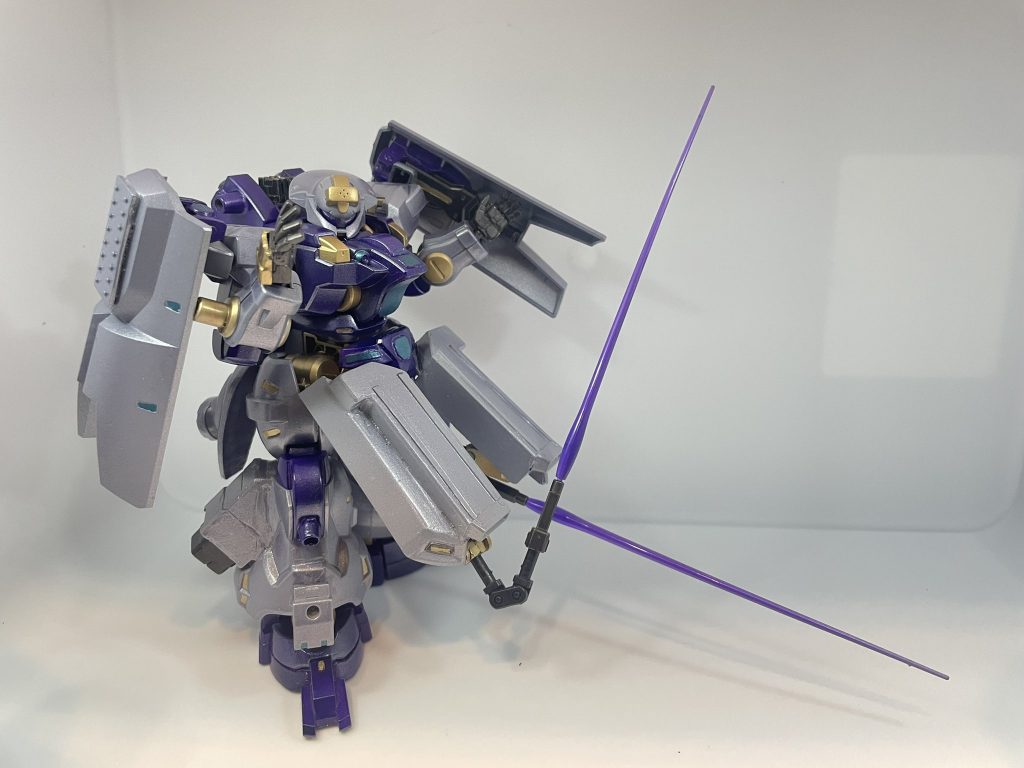 waveのLジョイント+HGBCの飛行機みたいなヤツのビームサーベルの柄+ダリルバルデのビームサーベルこの作りで「突き」が可能になっている。フロントスカートは