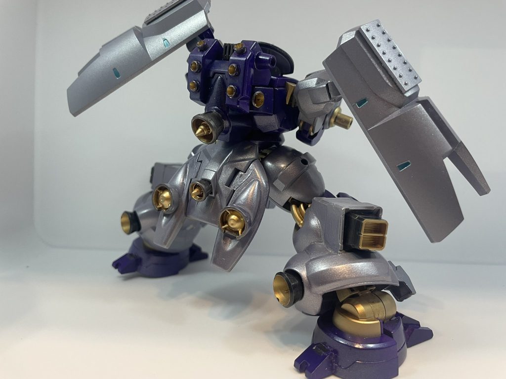 後ろから。バックパックのミサイルは全てバーニアに変更。側面に3mm穴のなんかを接着してるのでMSGのアームを使う事でいい感じに背負い武器や予備手持ち武器が装備できる。太もも側面の3mm穴は武装取付穴。スネの増設部分はバックパック中央のバーニア同様MSバーニア。足の爪は30MMガルドノヴァの足。リアスカートの両端のバーニアはそれの残骸から。