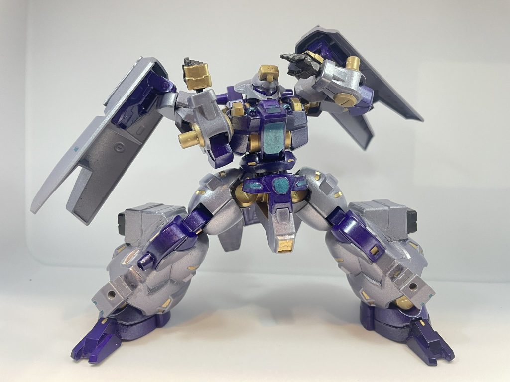 足裏を接地させたまま開脚脚の裾、足を付ける四角いパーツの干渉部を切削して可動域を増やした。