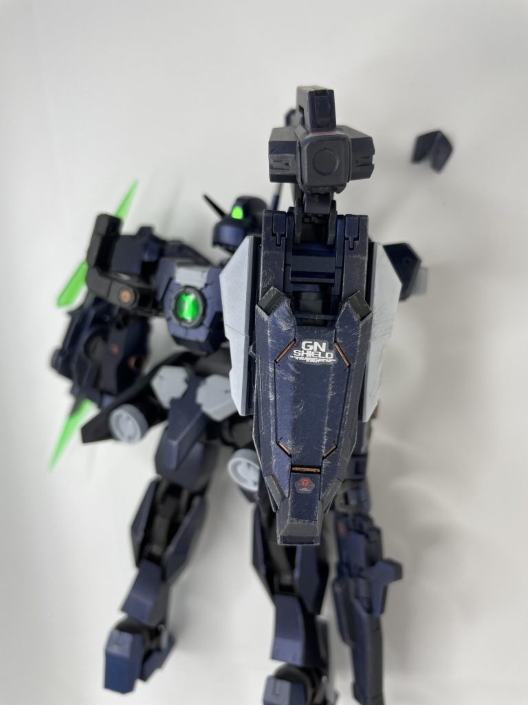 GNキャノン乗せるためにクアンタのシールドを改造してこんな形に。