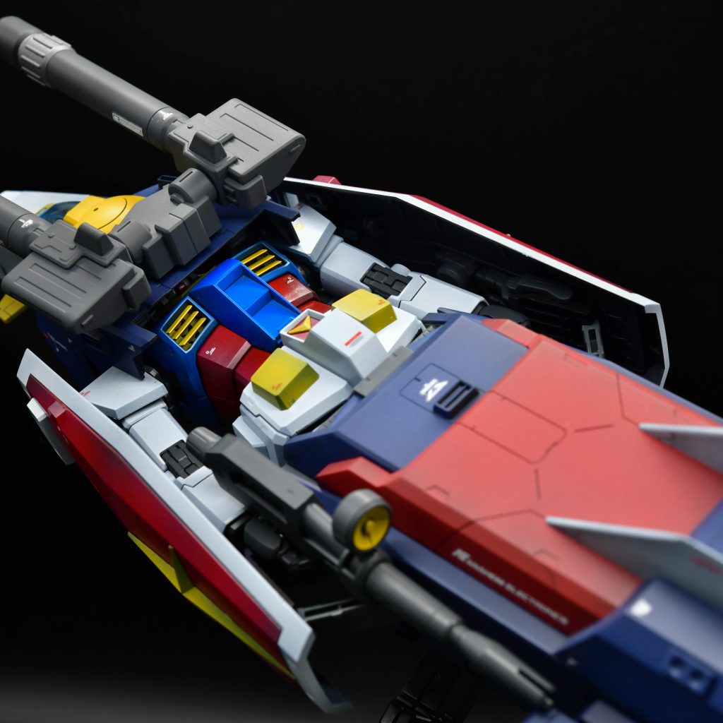 もちろんガンダムは全塗装しています。Gファイターと色調を合わせるために黒立ち上げ塗装しましたが、赤色などの色味は少し変えています。Gファイターはガンダムの支援機なので、違う個体が合体している感を出しています