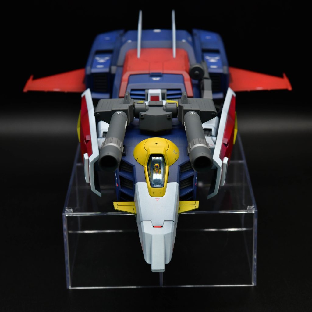 輸送中のガンダムを保護するために両側にシールドが装備されています。まったく隙のないデザインです。