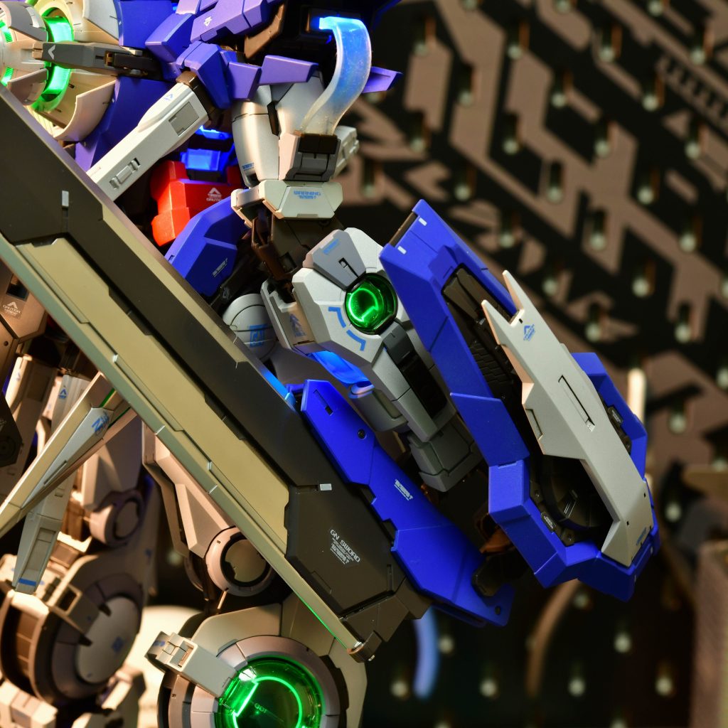 GNソードは成形色が綺麗だったのでそのまま利用。ダブルオー系のキットは各関節のクリアパーツを艶消ししないようにマスキングするのがめんどくさいw