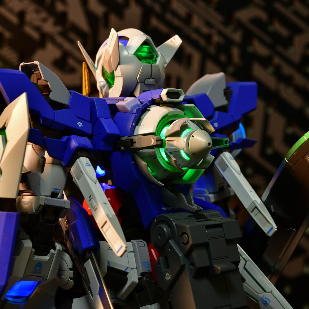 貼っていたシールを剥がして水転写式に変更しています。ガンダムデカールは剥がすと糊を取るのに苦労します。