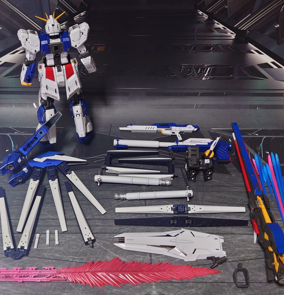 付属品一式(手首以外)。■塗装レシピ・フィン・ファンネル、ファンネルコンテナ、ビームサーベル、プロペラントタンクコンテナ青1：黒サフ→キャラクターブルー→つや消しコンテナ青2：黒サフ→シルバーリーフ→レーシングブルー→つや消し濃青：黒サフ→レーシングブルー→つや消し白：黒サフ→シルバーリーフ→ベースホワイト→グランプリホワイト→つや消しグレー：黒サフ→ブライトガンメタル→つや消しプロペラントタンク接続部：黒サフ→シルバーリーフ→つや消しビームサーベルエフェクト(クリアピンク)：根本側にベースホワイト→先端側にメタリックレッド→全体に蛍光ピンクビームサーベルエフェクト(クリアブルー)：根本側にベースホワイト→先端側にメタリックブルー→全体に蛍光ブルーその他部分塗装、墨入れ：ガンダムマーカー各種→つや消し