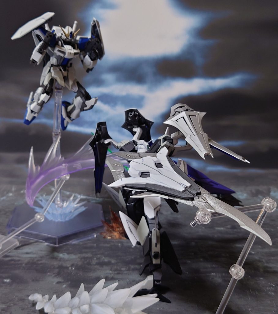 まずは様子見。破壊力重視の剣・盾合体フォームで一薙、しかし…“そんな大振り、当たらないぜ!”“さすがEG、柔軟な動きだ”