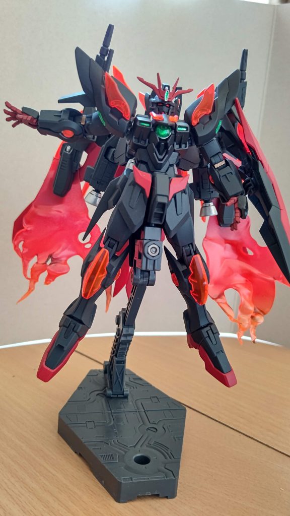 分かりにくいですが、メインカラーの黒は2色で塗り分けています。翼の炎エフェクトはプラバンを炙って自作しました。