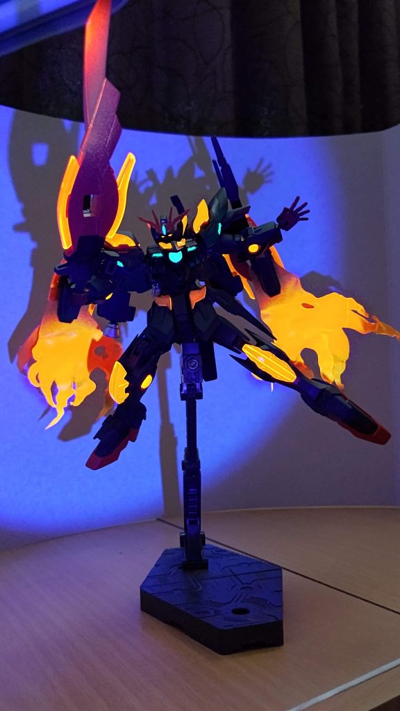 大剣は、刃の先端が赤熱化しているイメージで、蛍光レッドをグラデーションで乗せています。