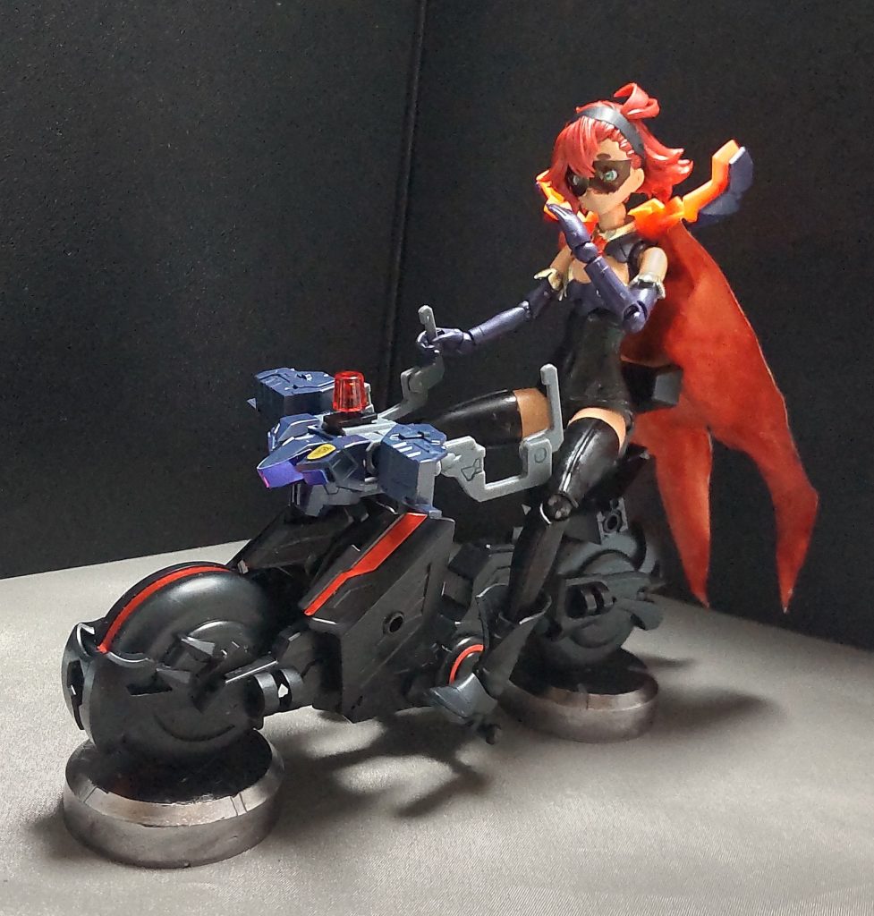 バイクからミオリベエの声が聴こえる……ミオリベエ「こらスレンジョ!ハロを手に入れるのを失敗したわね!?」スレンジョ「ミオリベエ様!?……あんなのいるなんて聞いてないですよ!?」ミオリベエ「うるさいだべ!その為にMSも貸し与えたのにあっさり壊しちゃって……こうなったらおしおきだべえ!!」