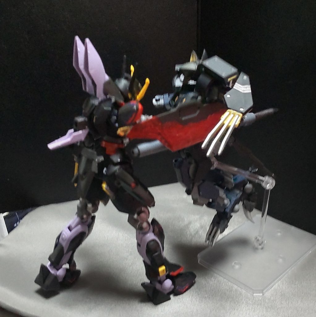 ミラージュコロイドで相手に気付かれないように接近した所をパイルバンカーで一気に打ち抜き、ビームライフルやビームサーベルによる追撃を行うのが必殺技になります。