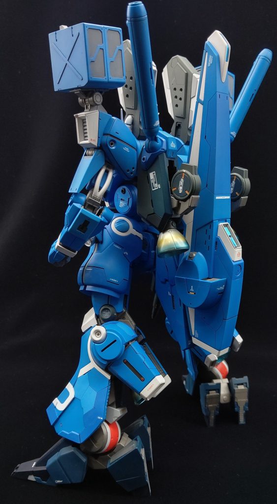 バックショット放置の原因となった太腿サイドのアーマーと脚部のデザイン。結局無難に、、、バキュームフォームでボリュームアップさせてスジボリでディテアップ。ブースターも一回り大型化させてあります。