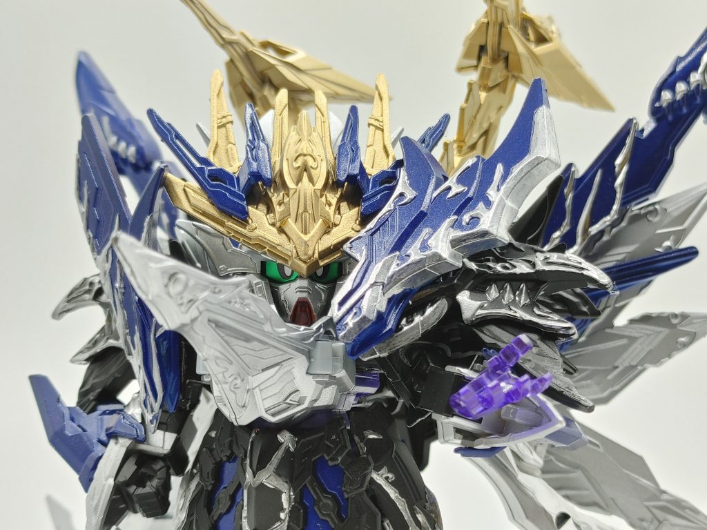 絶技『ホープドミネイト』戦場を駆け巡り絶望や悲しみに囚われ苦しむ兵達の心に希望を与える光を放つ救済の左手光を放つ時に手が紫色に輝くのは、かつて自分が救えなかった好敵手(ライバル)を弔う為でもある