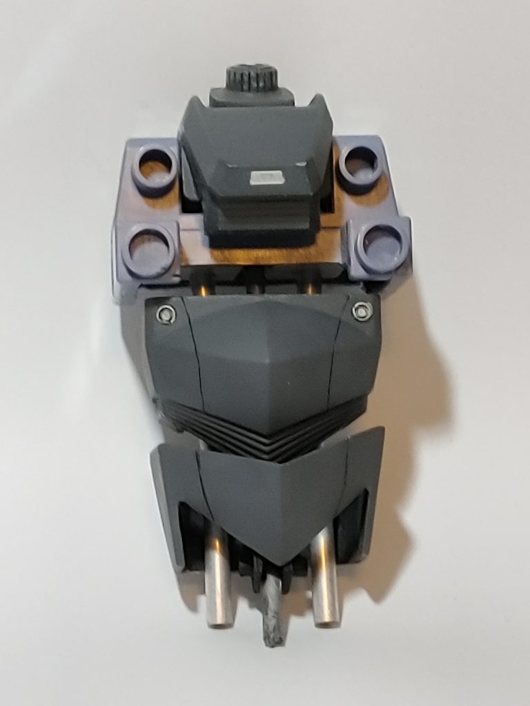 腹部パーツ取り付け。腹部下部パーツはプラ板でスクラッチ。画像は伸縮パーツを伸ばした状態です。