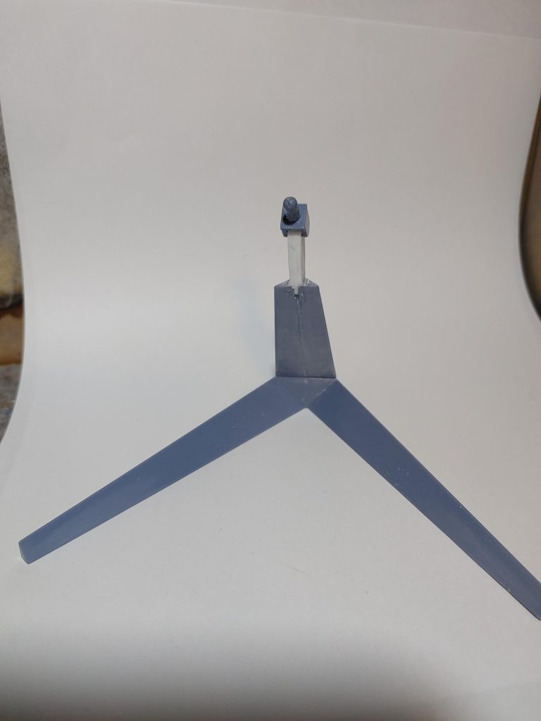 初めアクションベース5で腰のあたりをカニばさみして、さぁ撮影と思ったらまさかの落下!腹部スクラッチパーツ破損😭コレはイカンと台座パーツを延長しました。