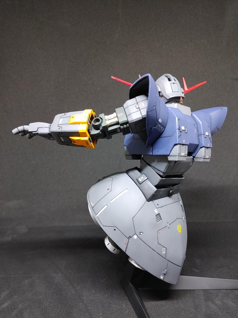 改修点RGのように腰曲げしたくて過去作でも頑張ったのですが技術がなくて断念したのを、今回は頑張って腹部、関節パーツをスクラッチ(初挑戦)で作成してみました。プラ板チップ等各所ディテールアップ。肩アーマーの裏打ち(初)スカート内部5ミリ下げ(関節パーツが干渉したため😅)、部分塗装バーニアをアルミパイプ等でディテールアップ。台座延長