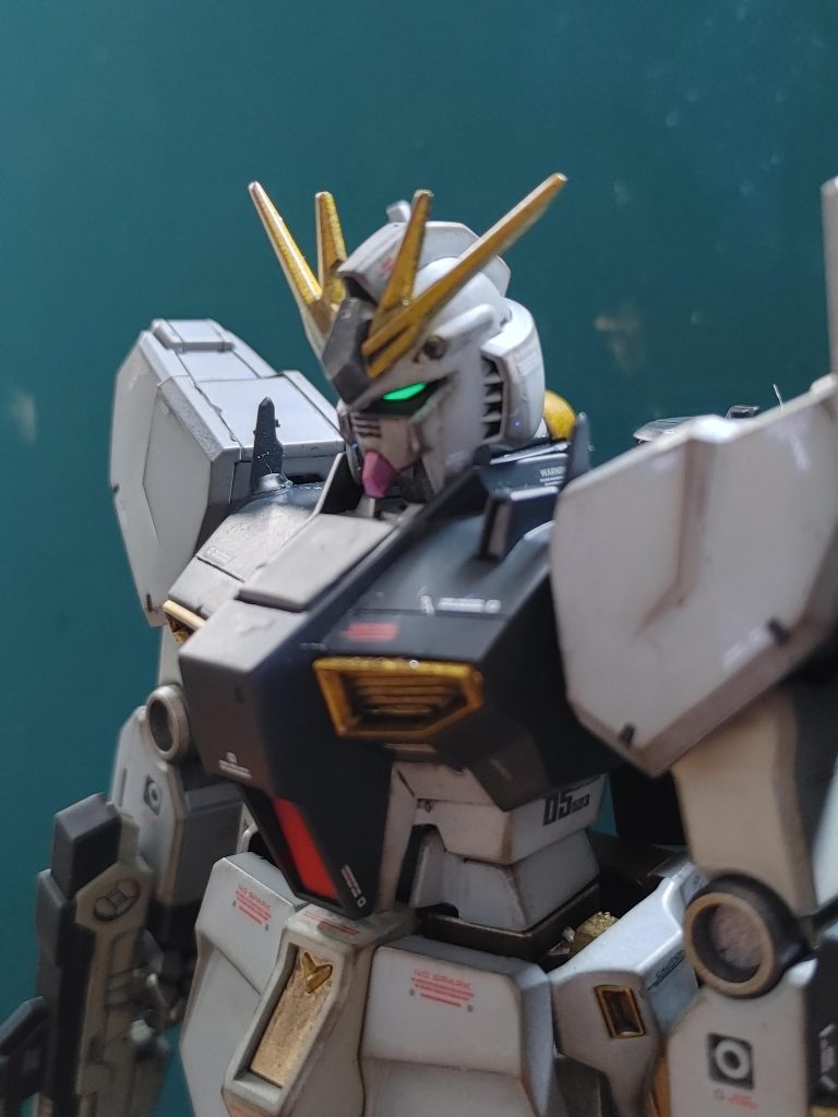ツインアイはブラックライトで発光します。