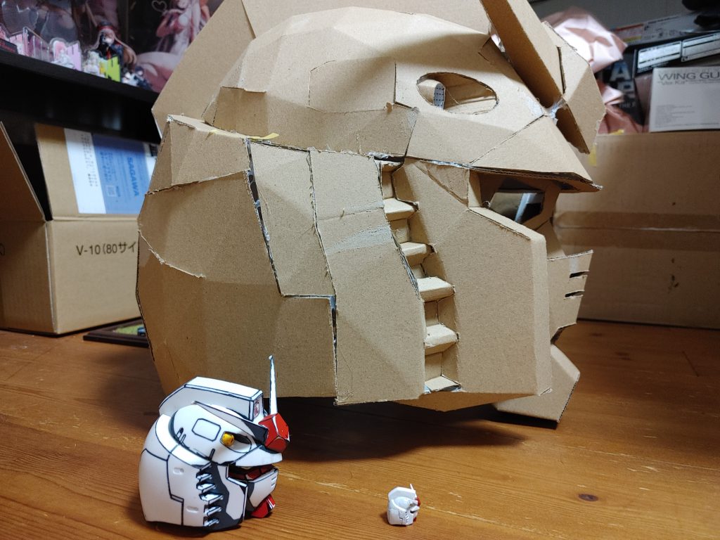 大きさ比較です！1/144RGガンダムとガンダムヘッドを対象に置いてみました！ガンダムヘッドでも小さく見えてしまうw段ボールガンダムは約1/12サイズです。