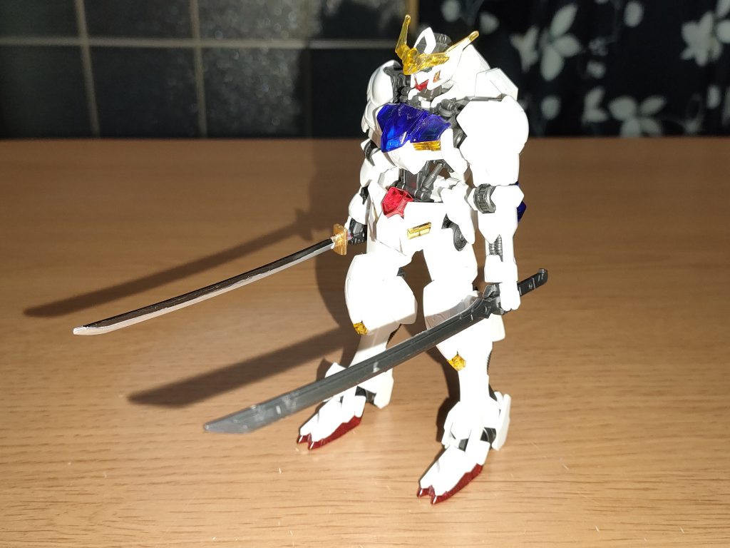 バルバトスの刀と二刀流。写真では分かり辛いが左手のブレードの方が少し長いです。