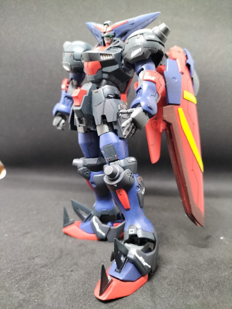 脚が上がるように腰回り改造してます。靴の中に釣具の重りを仕込んでいるので安定して自立できます。