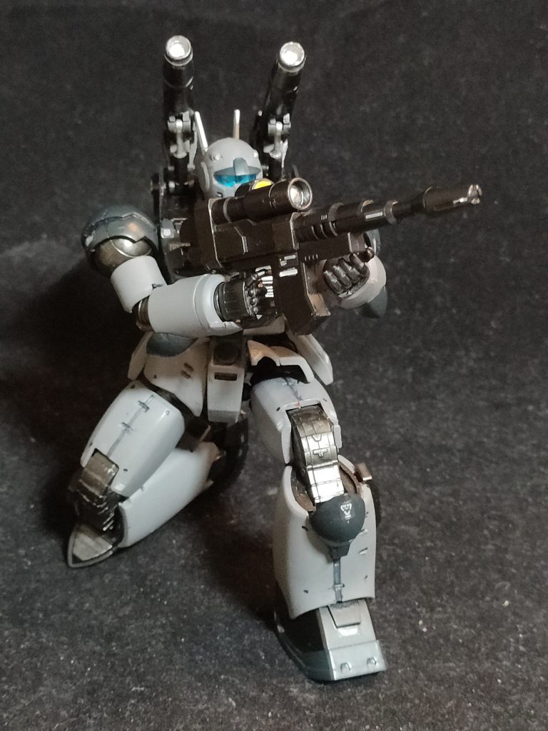 スナイパー姿勢で狙い撃ち膝もカックンカックン曲がりますね。