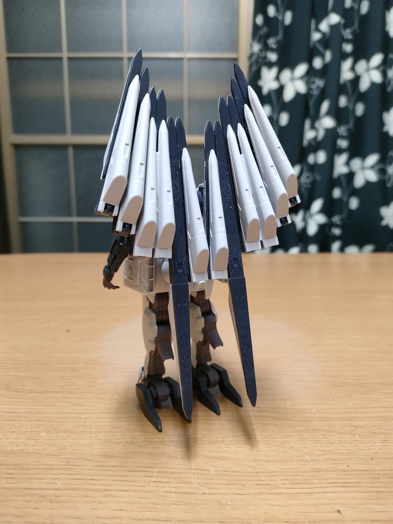 ダブルフィンファンネル。背中のバックパックに大量にビット兵器な束は巨大な翼の威圧感を放つ。