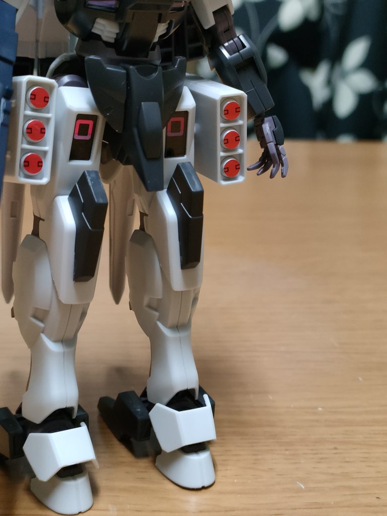 大腿部のミサイルポッドは高出力スラスターに換装も可能