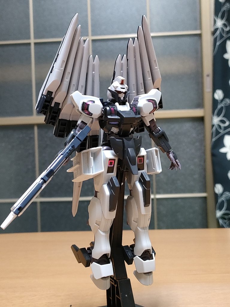ミサイルポッドを装着出来るハードポイントに高出力スラスター装着して飛び立った姿。標準サイズのMSに過剰装備は見る者を震え上がらせる。