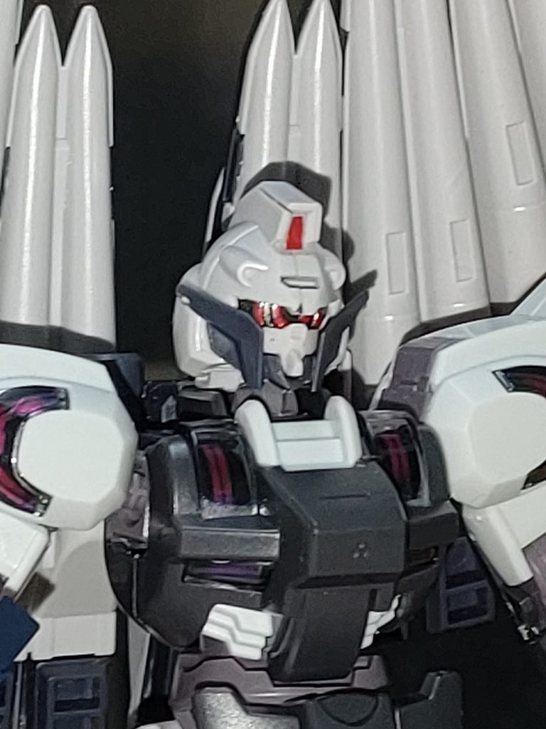 しかも量産機。精悍な顔つきながらも目元は大きなモノアイカメラが不気味に光る。