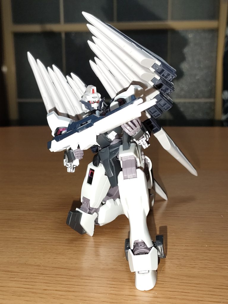 ロングライフルを片膝着いて構えて発射。