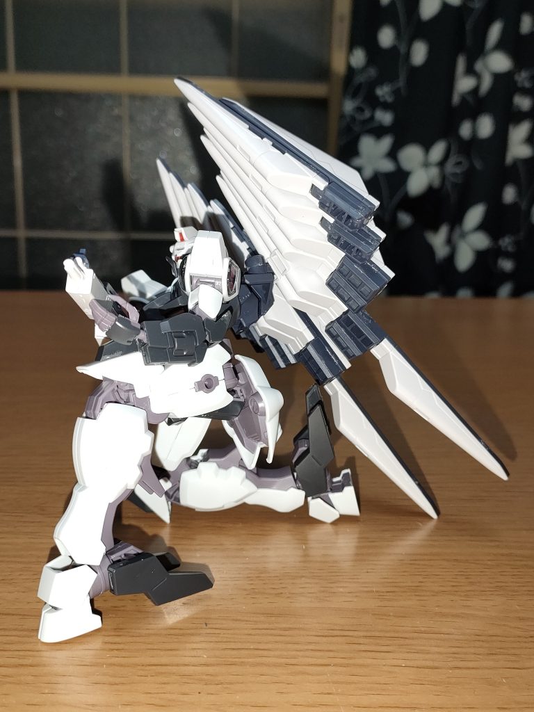 側面から見た膝立ち姿勢。どつしりした構えはバックパックも相まって射撃による信頼性高い。