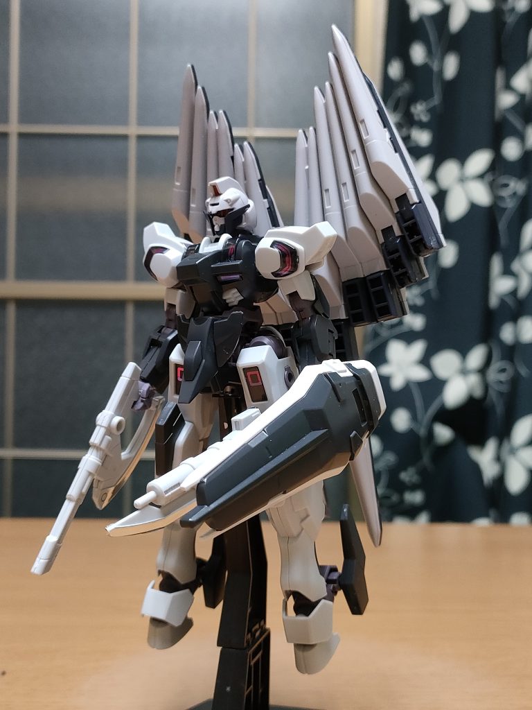 銃撃と斬撃を兼用出来るビームガン付アックスとダガーは盾も装着可能。