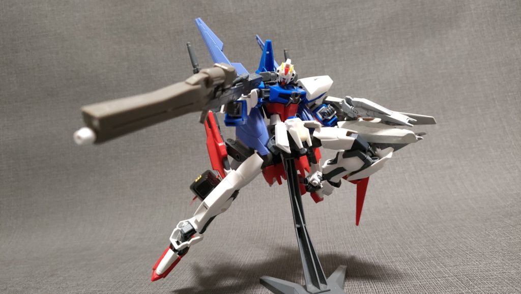 EGのストライクガンダムを改造しまくってリゼル式の変形をできるようにしました。最早ストライクじゃないです。単眼だしおでこ長いし。装備ゴテゴテにしてますが、可変機特有の可動域でグリグリ動かして大胆なポーズが取れます。