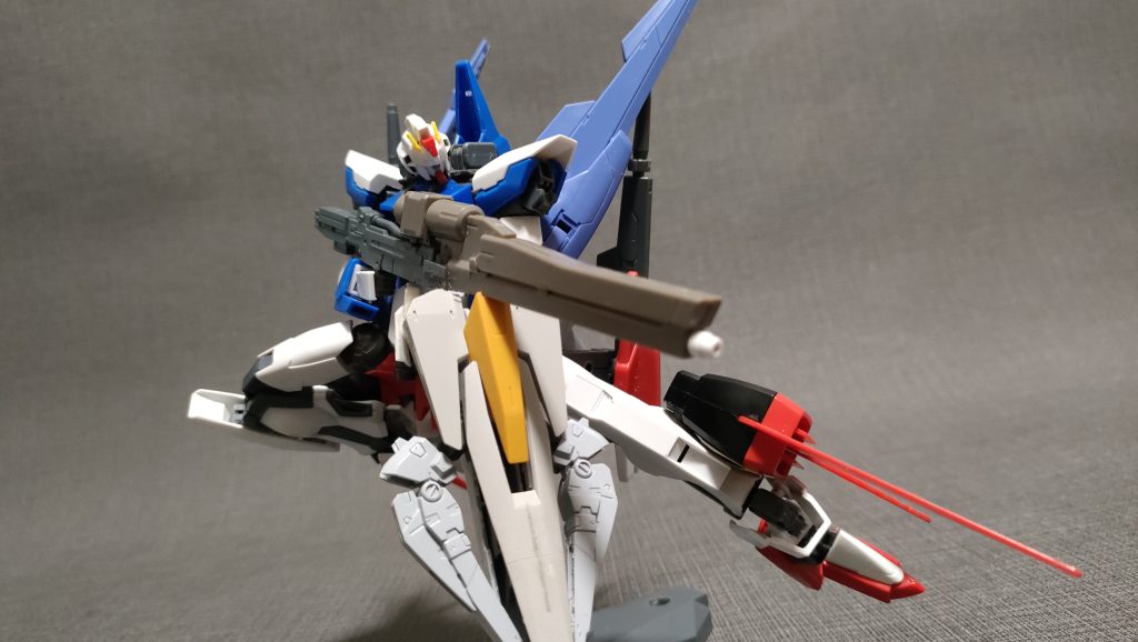 ビームライフルはZ系のガンプラから拝借し、ジンクスのライフルとガッチャンコしてます。シールドはジャンクで組みました。ビームライフルの先っちょにはビームサーベルを入れてます。